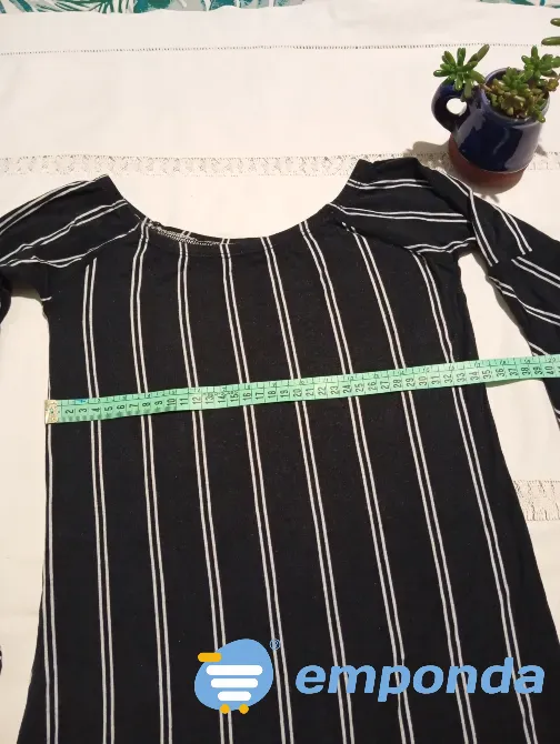 Vestido al cuerpo, manga acampanada. IMPECABLE Floresta - imagen 2