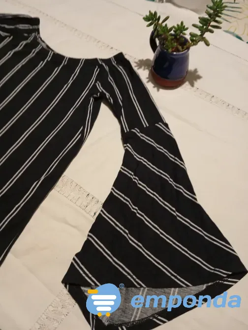 Vestido al cuerpo, manga acampanada. IMPECABLE Floresta - imagen 3