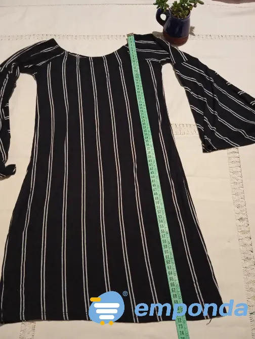 Vestido al cuerpo, manga acampanada. IMPECABLE Floresta - imagen 1