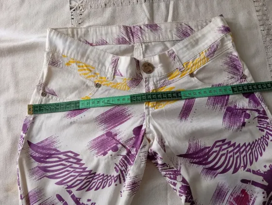 Pantalon elastizado semi chupin, tiro super bajo. IMPECABLE Floresta