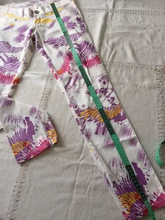 Pantalon elastizado semi chupin, tiro super bajo. IMPECABLE Floresta