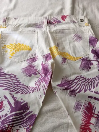 Pantalon elastizado semi chupin, tiro super bajo. IMPECABLE Floresta