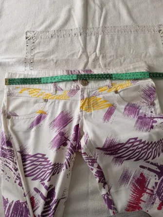 Pantalon elastizado semi chupin, tiro super bajo. IMPECABLE Floresta