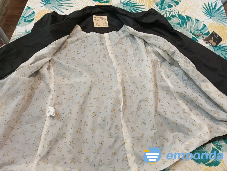 Trench abotonado. IMPECABLE Floresta - imagen 2