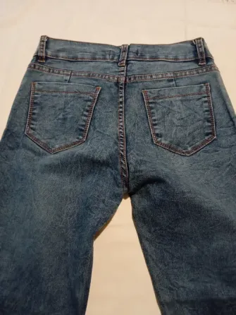 Pantalon de jean tipo batik, con roturas (Nuevo s/etiq) Floresta