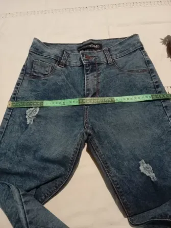 Pantalon de jean tipo batik, con roturas (Nuevo s/etiq) Floresta