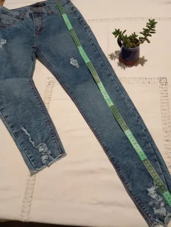 Pantalon de jean tipo batik, con roturas (Nuevo s/etiq) Floresta