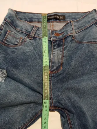 Pantalon de jean tipo batik, con roturas (Nuevo s/etiq) Floresta