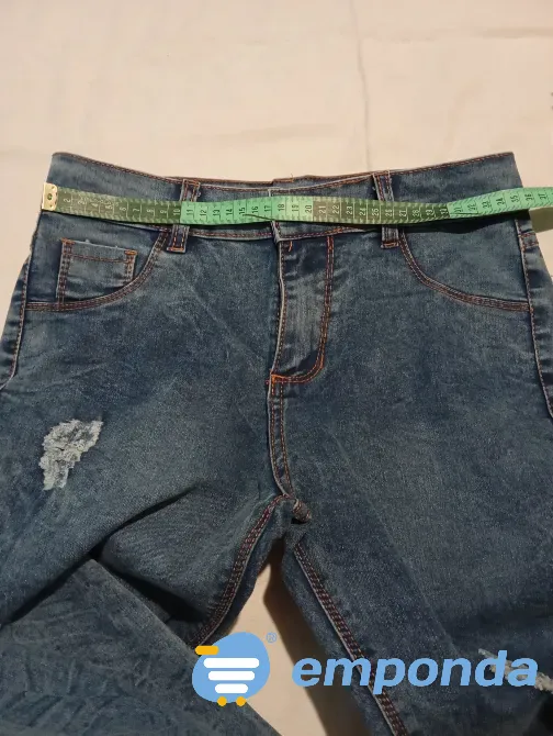 Pantalon de jean tipo batik, con roturas (Nuevo s/etiq) Floresta - imagen 2