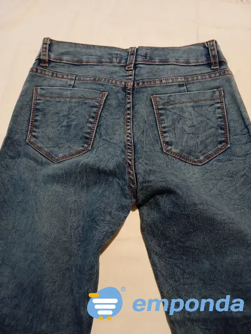 Pantalon de jean tipo batik, con roturas (Nuevo s/etiq) Floresta - imagen 5