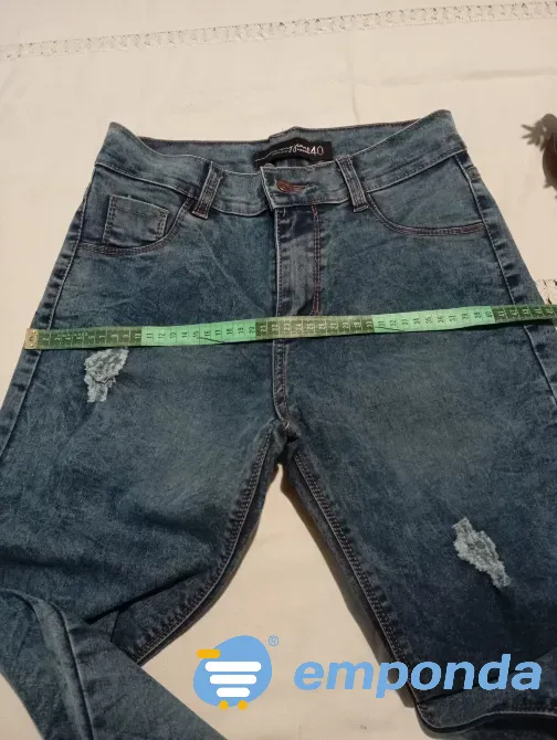 Pantalon de jean tipo batik, con roturas (Nuevo s/etiq) Floresta - imagen 3