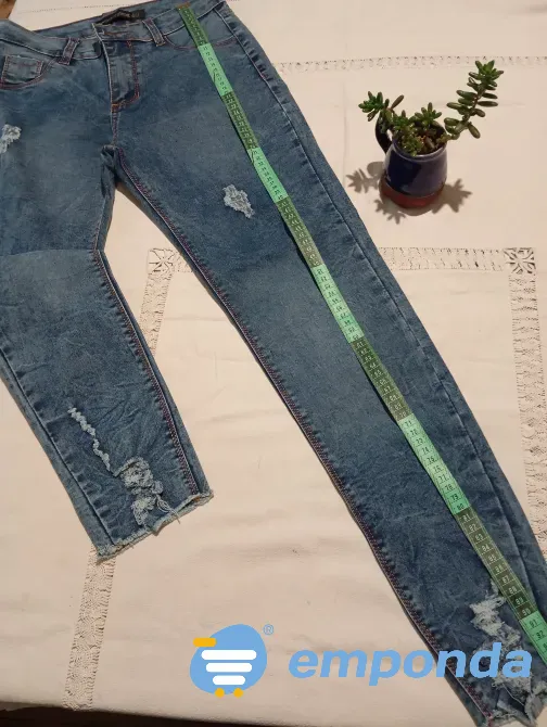 Pantalon de jean tipo batik, con roturas (Nuevo s/etiq) Floresta - imagen 1