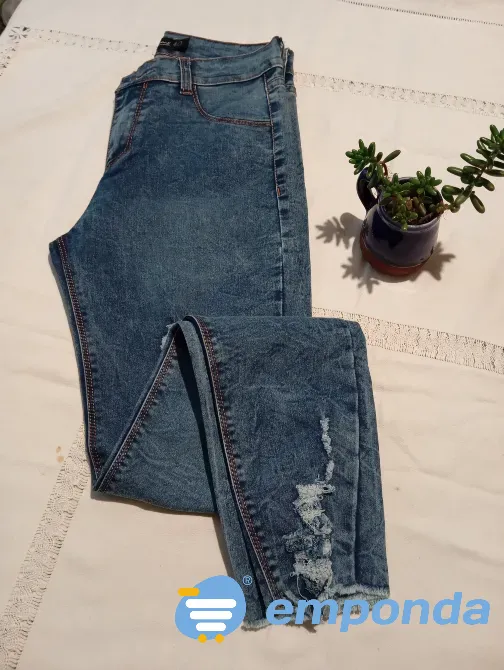 Pantalon de jean tipo batik, con roturas (Nuevo s/etiq) Floresta - imagen 6