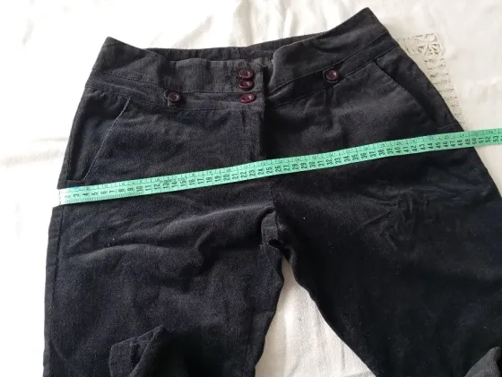 Pantalon elastizado tipo corderoy. Impecable Floresta