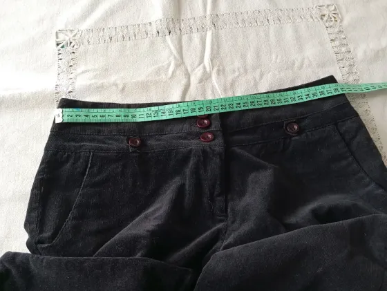 Pantalon elastizado tipo corderoy. Impecable Floresta