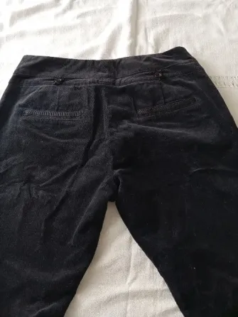 Pantalon elastizado tipo corderoy. Impecable Floresta