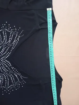 Remera de vestir con volado en mangas y mariposa brillosa Floresta