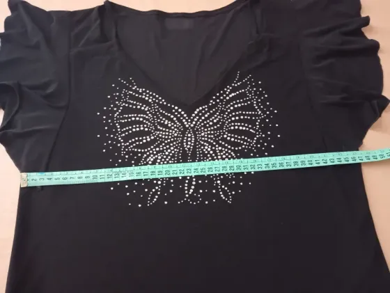 Remera de vestir con volado en mangas y mariposa brillosa Floresta