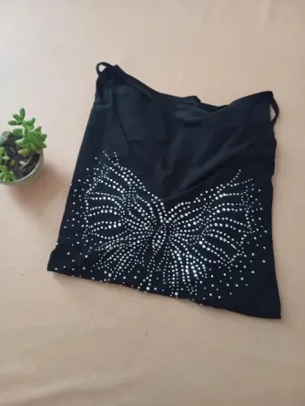 Remera de vestir con volado en mangas y mariposa brillosa Floresta
