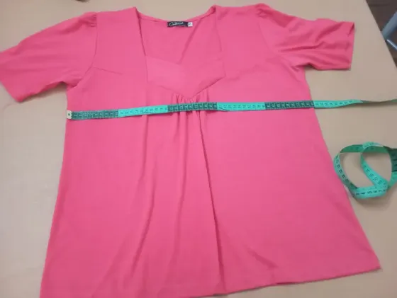 Remera con frunce en mangas. IMPECABLE Floresta