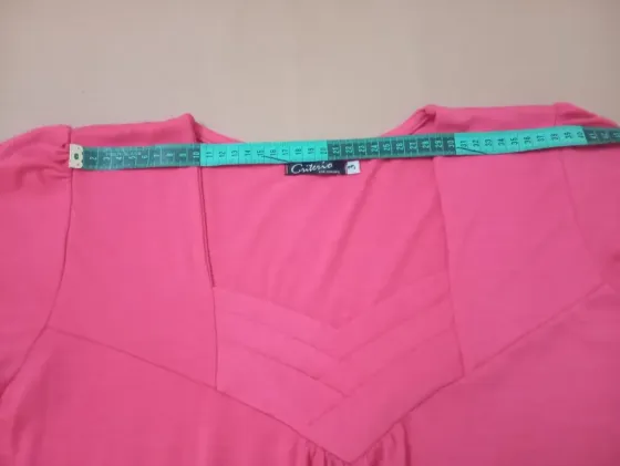 Remera con frunce en mangas. IMPECABLE Floresta