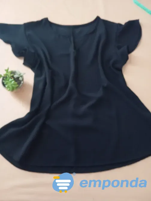 Musculosa elegante con volado en manga. IMPECABLE Floresta - imagen 4