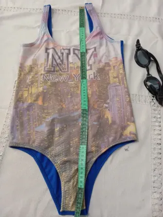 Malla enteriza azul electrico y estampa. IMPECABLE Floresta