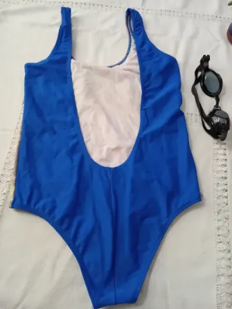 Malla enteriza azul electrico y estampa. IMPECABLE Floresta