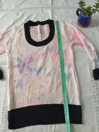 Sweater super delicado. IMPECABLE Floresta