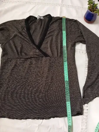 Remera de vestir, manga en pico y escote cruzado. IMPECABLE Floresta