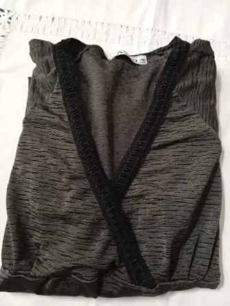 Remera de vestir, manga en pico y escote cruzado. IMPECABLE Floresta