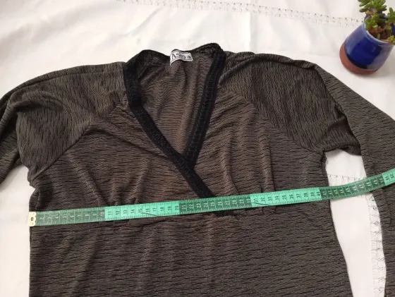 Remera de vestir, manga en pico y escote cruzado. IMPECABLE Floresta