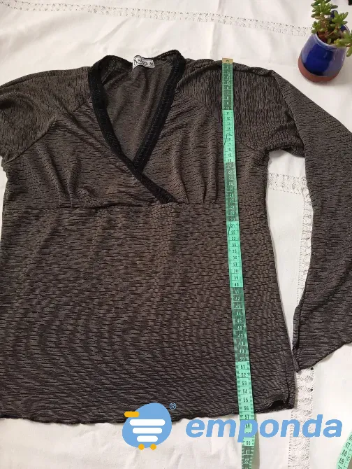 Remera de vestir, manga en pico y escote cruzado. IMPECABLE Floresta - imagen 1