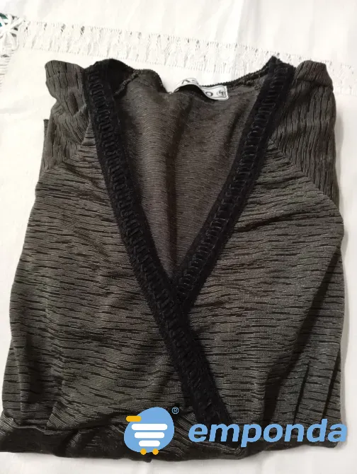 Remera de vestir, manga en pico y escote cruzado. IMPECABLE Floresta - imagen 4