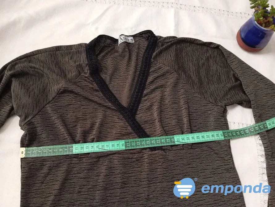 Remera de vestir, manga en pico y escote cruzado. IMPECABLE Floresta - imagen 2