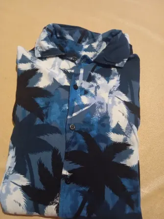 Camisa estilo playera de hombre. Impecable Floresta