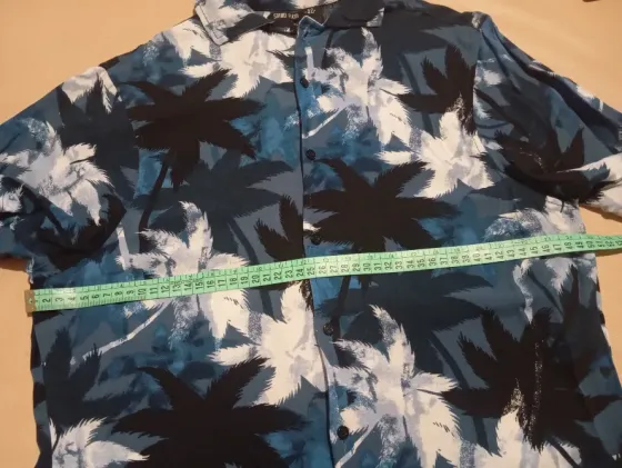 Camisa estilo playera de hombre. Impecable Floresta