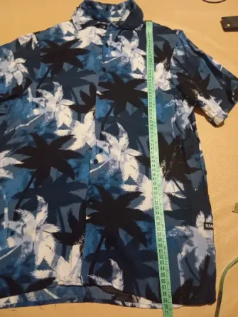 Camisa estilo playera de hombre. Impecable Floresta