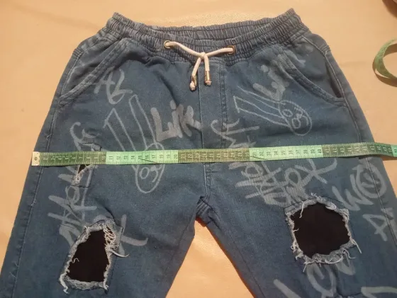 Jean tipo babucha con roturas, chico. Impecable Floresta