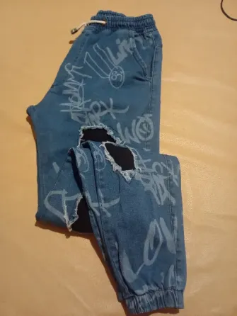 Jean tipo babucha con roturas, chico. Impecable Floresta