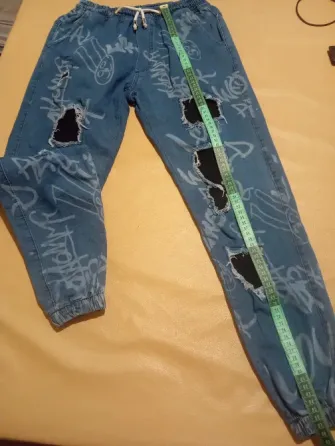 Jean tipo babucha con roturas, chico. Impecable Floresta