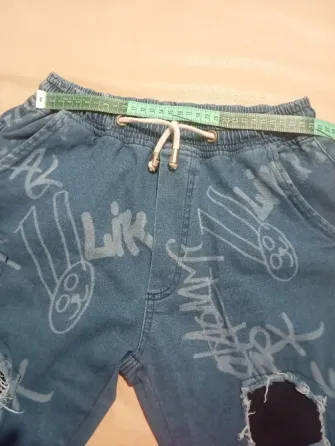 Jean tipo babucha con roturas, chico. Impecable Floresta