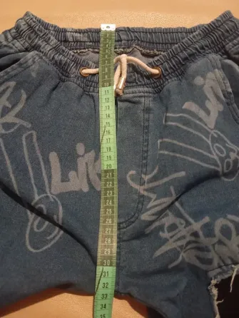 Jean tipo babucha con roturas, chico. Impecable Floresta