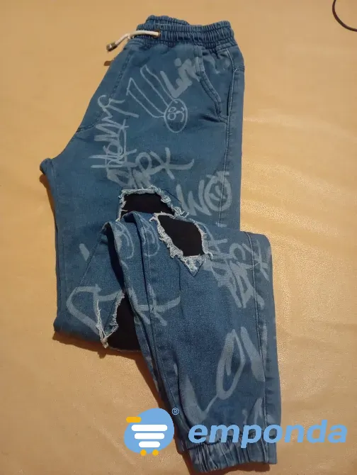 Jean tipo babucha con roturas, chico. Impecable Floresta - imagen 5