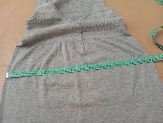 Vestido tipo musculosa, con botones. Zara Floresta