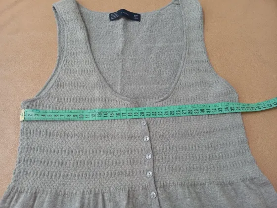 Vestido tipo musculosa, con botones. Zara Floresta