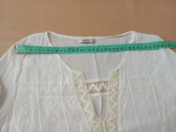 Camisola color crema con puntilla. Inedita Floresta