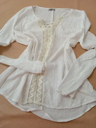 Camisola color crema con puntilla. Inedita Floresta