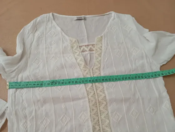 Camisola color crema con puntilla. Inedita Floresta