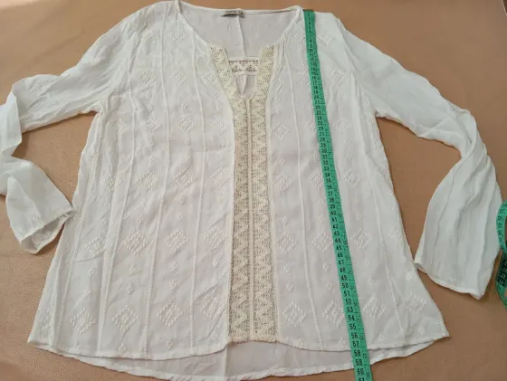 Camisola color crema con puntilla. Inedita Floresta